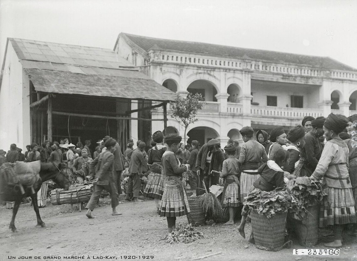Khung cảnh nhộn nhịp ở chợ Lào Cai thập niên 1920.