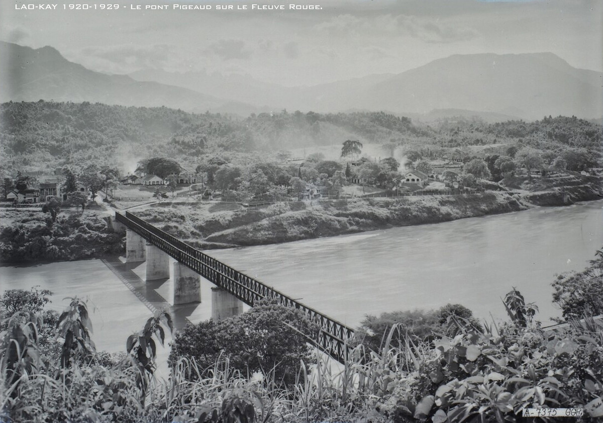 Toàn cảnh cầu Cốc Lếu nhìn từ trên cao. Cầu Cốc Lếu qua sông Hồng, nối thị trấn Lào Cai với thị trấn Cốc Lếu do quân đội Pháp quản lý.