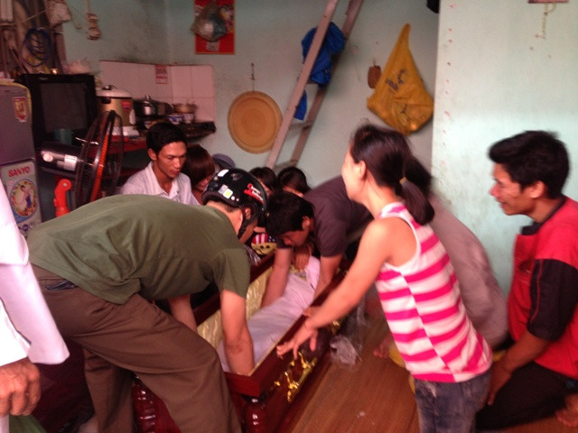 Vậy là ước mơ đưa cháu về gặp ông bà ở quê mãi mãi vợ chồng anh Huy không bao giờ thực hiện được.