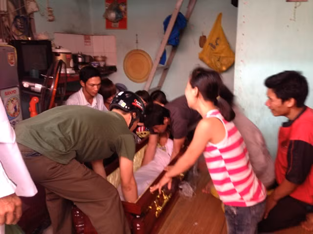 Vậy là ước mơ đưa cháu về gặp ông bà ở quê mãi mãi vợ chồng anh Huy không bao giờ thực hiện được.