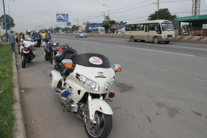 Hàng loạt mô tô khủng của CLB mô tô quận 1 chạy vào đường cấm đã bị CSGT Rạch Chiếc chặn dừng xử lý.
