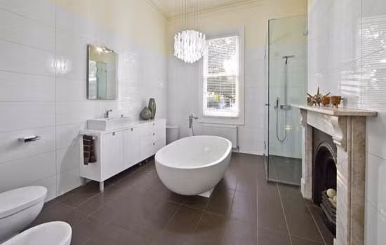 Bồn tắm đặt giữa phòng