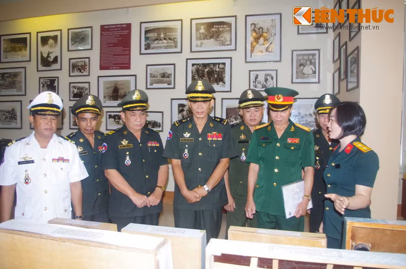 Đoàn cán bộ Campuchia cũng tham quan một số mô hình đào tạo, các giảng đường chuyên dùng, Nhà truyền thống Nhà trường.