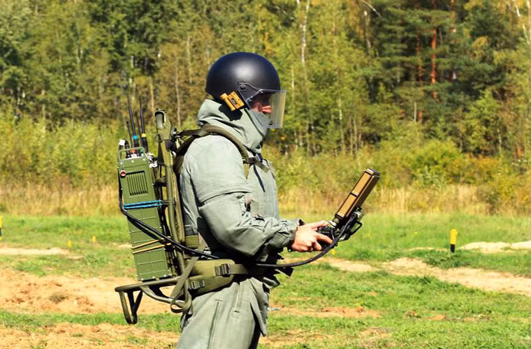 Người điều khiển robot được mặc bộ đồ bảo hộ phủ kín người và đeo các thiết bị kiểm soát, lái robot.