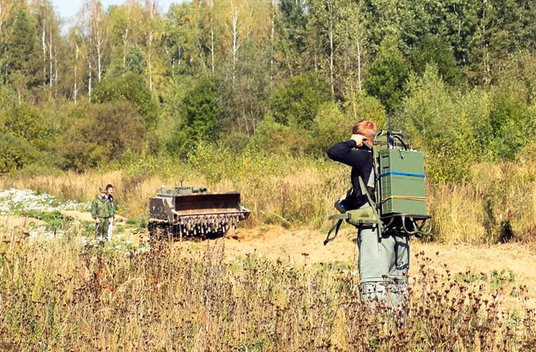 Robot công binh có thể mang nhiều loại thiết bị khác nhau để phục vụ việc rà phá bom mìn.