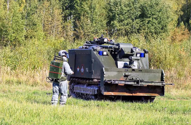 Robot công binh mới của Quân đội Nga được thiết kế như một chiếc thiết giáp bánh xích kích cỡ nhỏ. Theo một số hình ảnh được công bố thì robot có thể lắp nhiều loại lưỡi gạt khác nhau để phá mìn, đào – gắp vật liệu nổ.