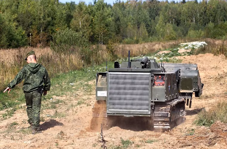 Trong ảnh, có thể thấy rõ kích cỡ chiều cao của robot công binh thấp hơn cả người lính đứng bên cạnh.