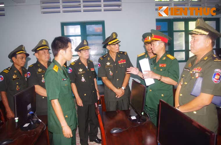 Tiếp đoàn có đại biểu cơ quan Bộ tư lệnh Binh chủng Thông tin liên lạc; đại biểu Cục đối ngoại/BQP. Về phía Trường Sĩ quan Thông tin - Đại học Thông tin liên lạc có các đồng chí trong Đảng ủy - Ban Giám hiệu; thủ trưởng các cơ quan và lãnh đạo chỉ huy Tiểu đoàn 18 - Đơn vị quản lý khối học viên quốc tế.