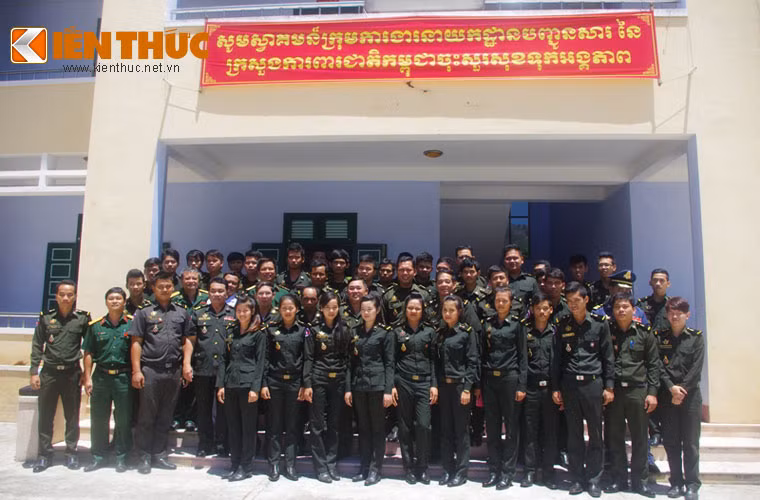 Đoàn cán bộ Cục Thông tin Bộ Quốc phòng Vương quốc Campuchia chụp ảnh lưu niệm với học viên Campuchia học tập tại trường sĩ quan Việt Nam.