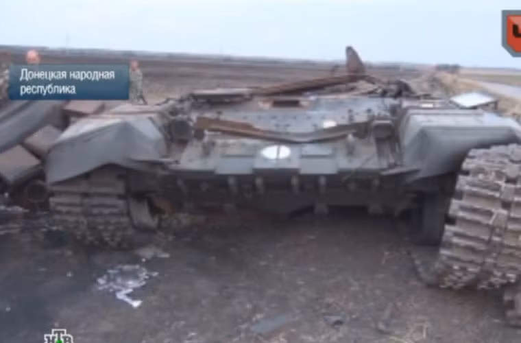 Nếu như vậy phe ly khai Ukraine sở hữu mẫu T-72B là điều không có gì đáng ngờ thì T-72B3 là một dấu hỏi lớn. Vì T-72B3 là gói nâng cấp dựa trên dòng T-72B khá mới do Nga thực hiện cách đây vài năm. Đợt đầu T-72B3 mới được bàn giao cho Quân đội Nga vào năm 2013. Vậy thì tại sao quân ly khai Ukraine lại có trong tay T-72B3? Trong ảnh, một chiếc T-72B3 khác bị bắn nổ tung, toàn bộ thân xe biến dạng, tháp pháo bật ra khỏi thân xe nằm bên canh.