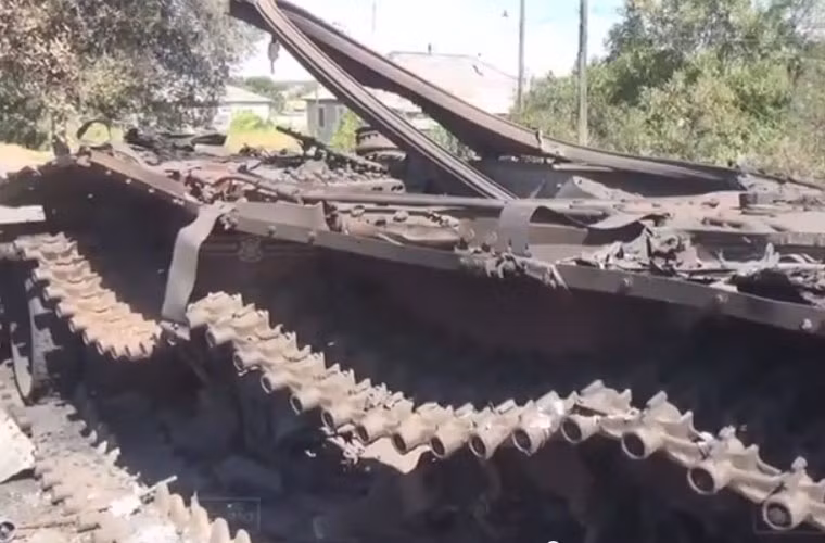 Mặc dù được trang bị giáp phản ứng nổ ERA nhưng T-72B không tránh khỏi việc bị hủy diệt “quá sức tưởng tượng”.