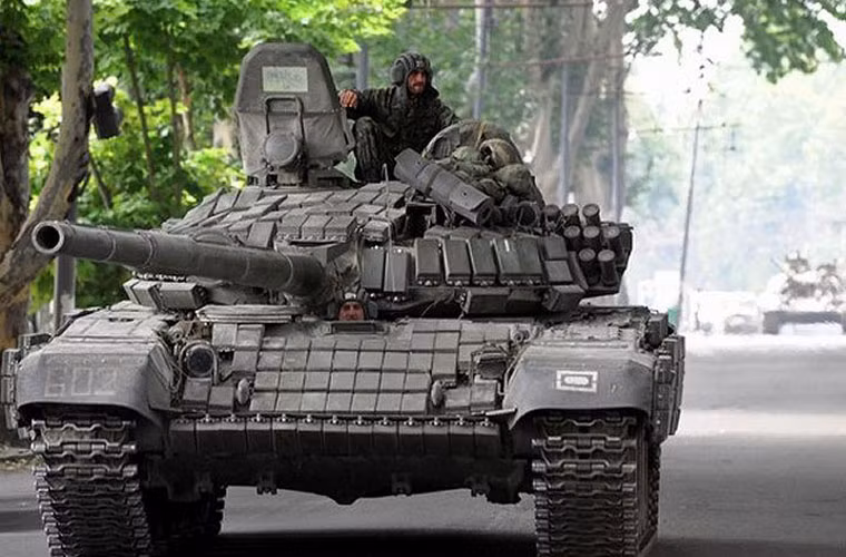 T-72B là biến thể nâng cấp lớn của dòng tăng T-72, ra mắt năm 1985 với cải tiến chính gồm việc trang bị hệ thống điều khiển hỏa lực mới 1A40-1, giáp dày hơn, mặt trước tháp pháo và trước thân được tăng cường giáp phức hợp (ngoài ra còn được lắp khối giáp ERA Kontakt-1), sử dụng động cơ diesel 840 mã lực. Xe cũng được trang bị pháo mới 2A46M 125mm tích hợp phóng tên lửa chống tăng 9M119 qua nòng.