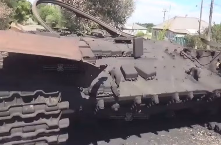 Hầu hết các bức ảnh chụp đều cho thấy những chiếc T-72 bị bay mất tháp pháo, thân xe biến dạng.