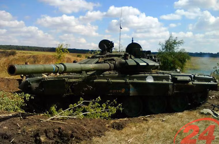 Ngoài T-72B, người ta ghi nhận phe ly khai cũng sở hữu thế hệ T-72B3 mới hơn và tất nhiên là đã bị bắn tan nát ở miền đông. Trong ảnh là một chiếc T-72B3 bị bắn hạ ngày 29/8 ở Ilovajsk.