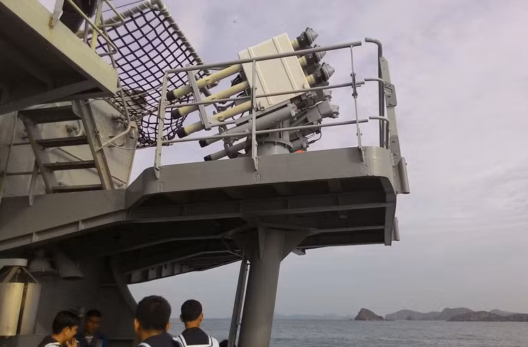 Cũng do thiếu thốn ngân sách mà hệ thống phòng vệ cho tàu sân bay Chakri Naruebet cũng thiếu thốn. Theo đó, đáng lý nó phải có tổ hợp pháo CIWS 6 nòng 30mm Phalanx và bệ phóng tên lửa đối không tầm trung RIM-7. Tuy nhiên, sau cùng nó chỉ có một bệ tên lửa phòng không MBDA Sadral (trong ảnh) và 2 bệ pháo 30mm.