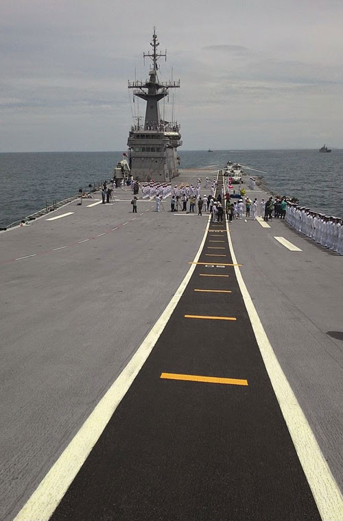 Về khả năng mang máy bay, Chakri Naruebet chỉ chở được tối đa 6 máy bay tiêm kích AV-8S Matador (nhưng đã nghỉ hưu từ năm 2006) và 4-6 trực thăng săn ngầm S-70B Seahawk hoặc tối đa 14 trực thăng (không có máy bay). Trong ảnh là mặt boong tàu với một đường băng cất cánh dành cho tiêm kích AV-8S.