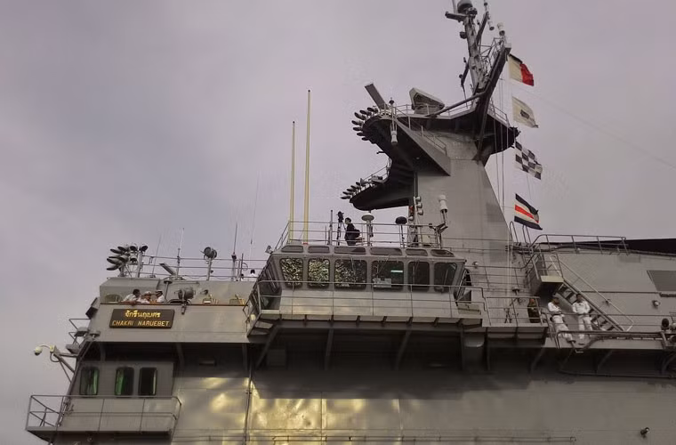 Do khủng hoảng kinh tế năm 1997 khiến mức độ hoàn thiện về hệ thống điện tử (radar, cảm biến) của Chakri Naruebet rất thấp.