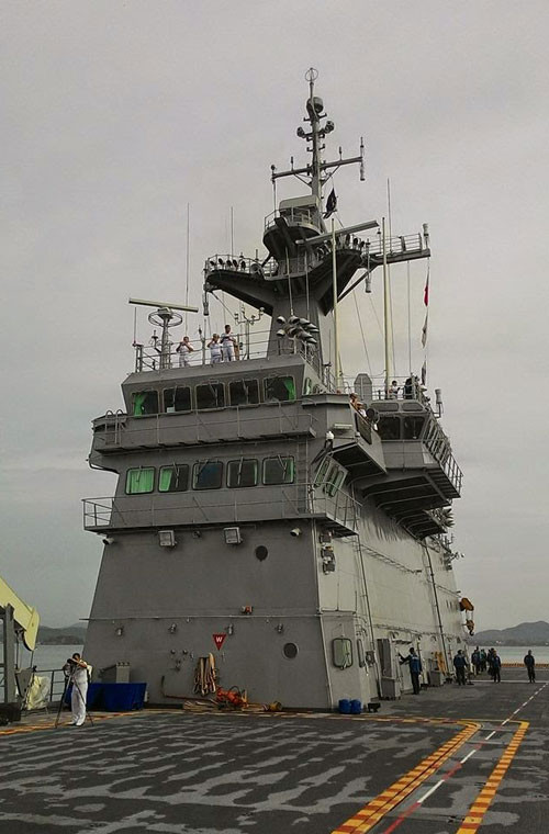 Cận cảnh phần thượng tầng trên tàu sân bay.