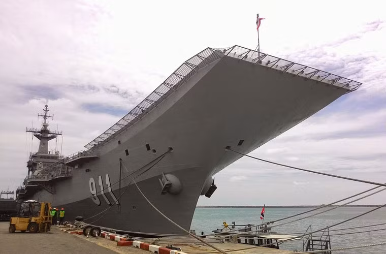 Với nhu cầu đối phó với thảm họa thiên nhiên, năm 1992 Thái Lan đã ký hợp đồng với hãng đóng tàu Tây Ban Nha mua tàu sân bay hạng nhẹ với tổng trị giá 336 triệu USD. Con tàu được đặt tên Chakri Naruebet chính thức biên chế cho Hải quân Thái Lan từ tháng 3/1997, cảng nhà ở Sattahip.