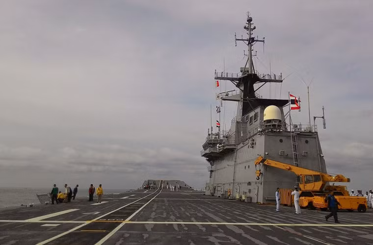 HTMS Chakri Naruebet có lượng giãn nước toàn tải chỉ là 11.486 tấn, dài 182,65m (tổng thể), rộng 30,5m, mớn nước 6,12m. Với kích thước này, Chakri Naruebet được xem là tàu sân bay nhỏ nhất thế giới hiện nay. Trong anh là phần boong phóng máy bay trên tàu, chiều dài tổng thể 174,1m, dùng kiểu boong phóng nhảy cầu cho máy bay cất hạ cánh thẳng đứng hoặc cất hạ cánh ngắn AV-8S Matador.