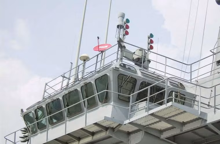 Một góc thượng tầng tàu sân bay.