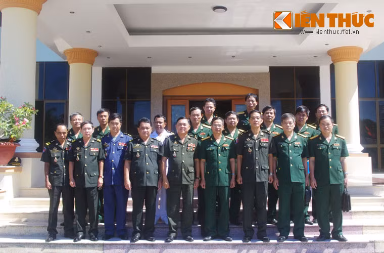 Sáng ngày 18/9, Đoàn cán bộ Cục Thông tin, Bộ Quốc phòng Vương quốc Campuchia do Trung tướng Beng Sotharith - Phó Cục trưởng Cục Thông tin, Bộ Quốc phòng Campuchia làm trưởng đoàn đã đến thăm và làm việc với Trường Sĩ quan Thông tin.