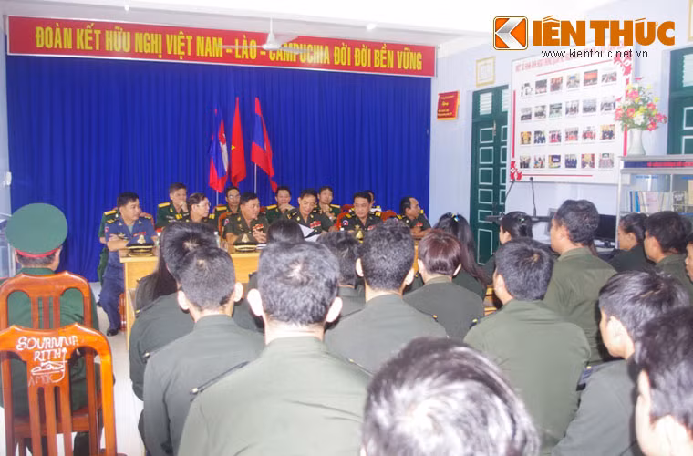 Thay mặt đoàn công tác, Trung tướng Beng Sotharith đã cảm ơn sự đón thân tình, hữu nghị mà Nhà trường đã dành cho Đoàn, sự quan tâm tạo điều kiện giúp đỡ của Nhà trường đối với công tác đào tạo cán bộ, học viên Quân đội Hoàng gia Campuchia trong thời gian qua. Đồng thời đề nghị Nhà trường tiếp tục giúp đỡ Quân đội Hoàng gia Campuchia đào tạo đội ngũ giảng viên, cán bộ, chuyên viên kỹ thuật Thông tin trong những năm tiếp theo. Trong ảnh, đoàn công tác Campuchia nói chuyện với các học viên sĩ quan Quân đội Hoàng gia Campuchia học tập tại nhà trường.