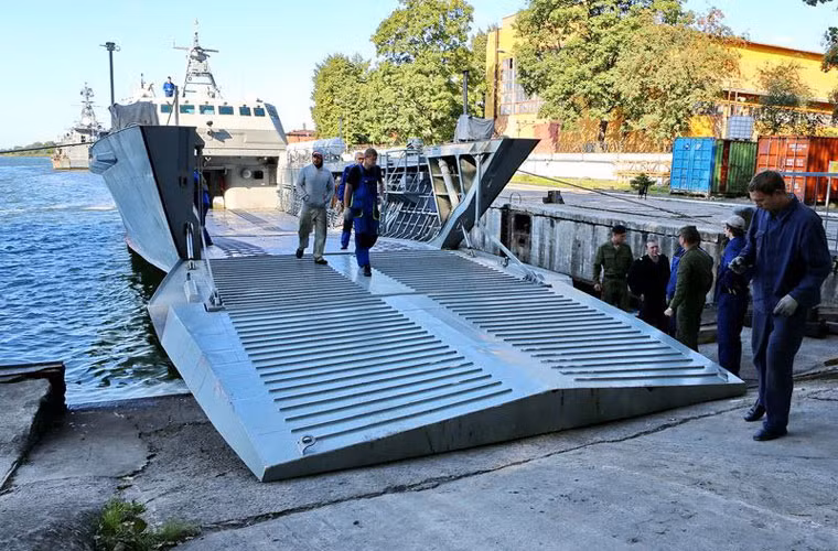 Một chiếc cầu đã được tạo ra từ cửa đổ bộ Dyugon nối với bờ.