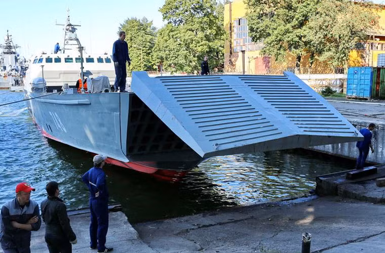 Cửa đổ bộ này không chỉ giúp các phương tiện di chuyển lên bờ biển mà nó giúp việc chuyển phương tiện cơ giới hay lính thủy đánh bộ vào tàu một cách dễ dàng hơn từ cầu cảng.