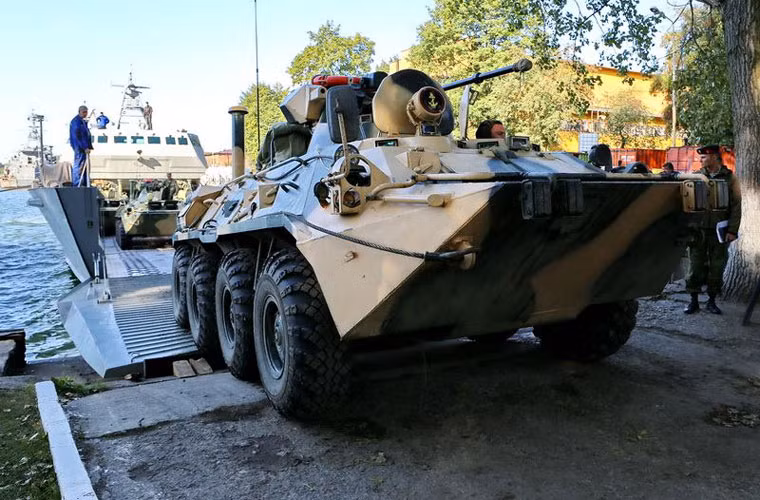 Lần lượt từng xe vào khoang tàu một cách dễ dàng.