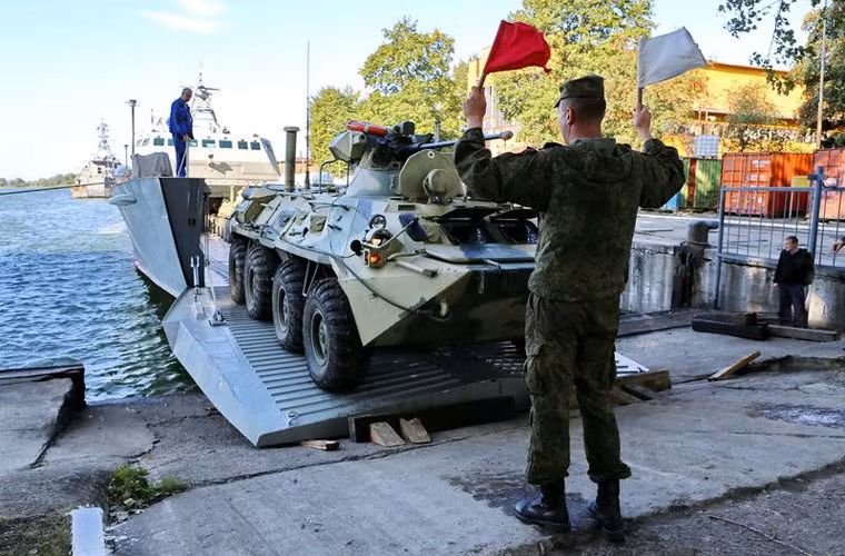 Dyugon có thể chở tối đa tới 5 xe thiết giáp BTR.