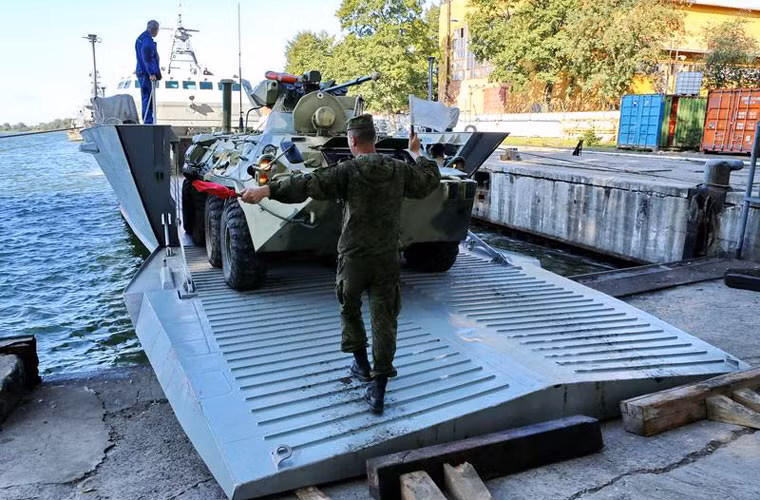 Cửa được hạ xuống bằng hệ thống thủy lực.