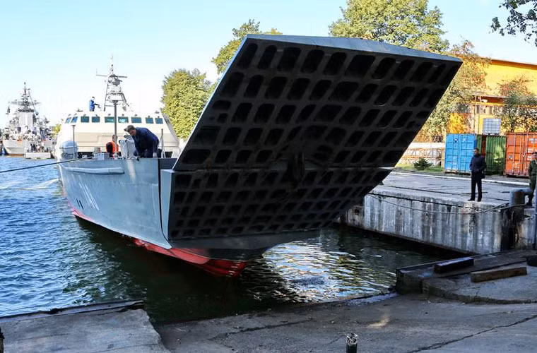 Cửa đổ bộ trên tàu Dyugon được thiết kế hiện đại hơn. Đấy là loại cửa gấp gọn, khi đổ bộ phần cửa này sẽ được mở ra tạo thành cầu đổ bộ có chiều dài lớn.