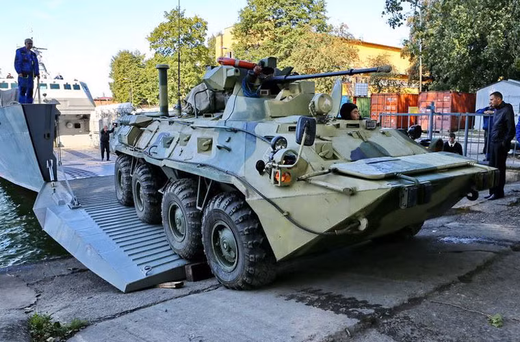 Các xe thiết giáp lội nước BTR-82A đang lùi vào khoang tàu.