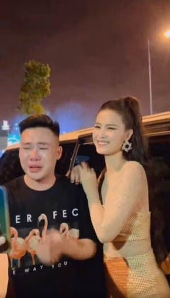 Dong Nhi boi roi khi gap fan lien tuc khoc nuc no-Hinh-7