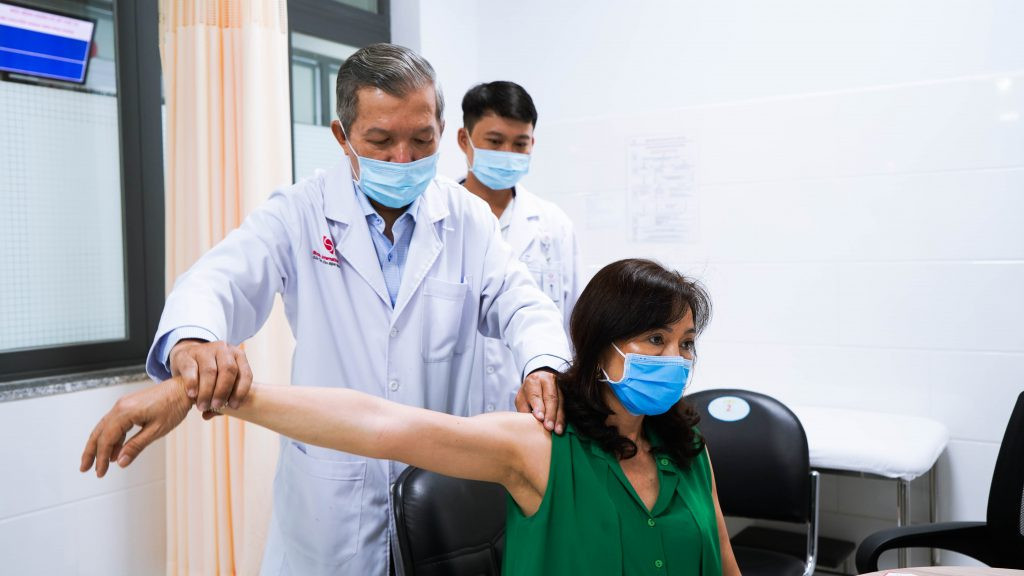 Uong nuoc gung, sa coi chung dau bung do nhiet