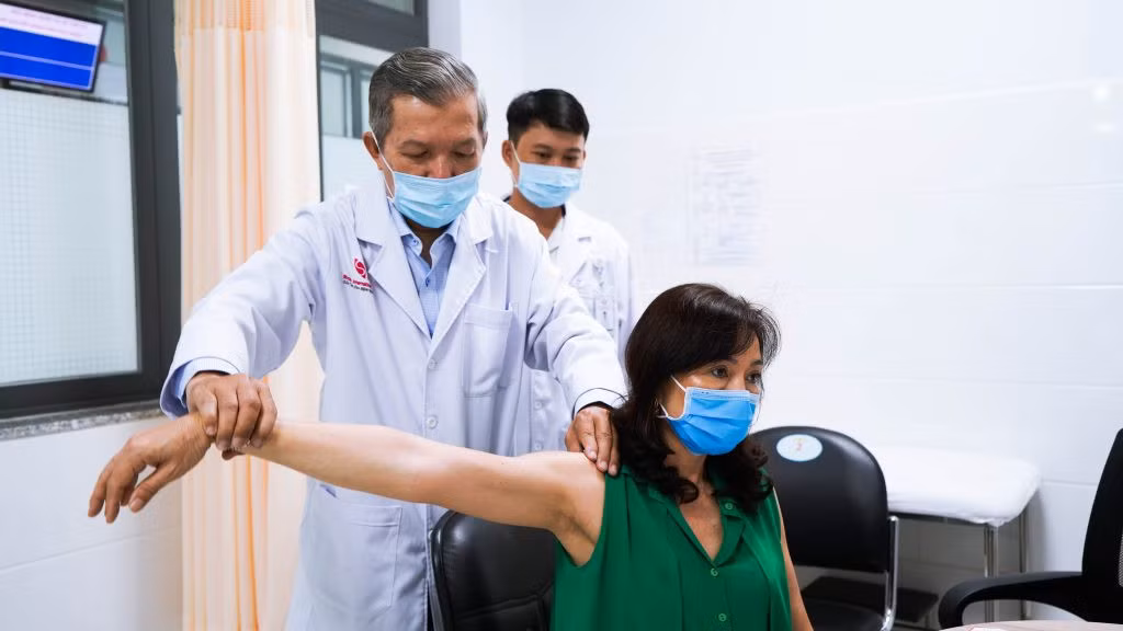 Uong nuoc gung, sa coi chung dau bung do nhiet