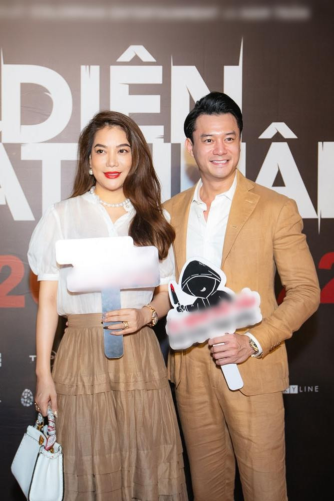 o chất liệu vải thô nên quần của nam diễn viên trông khá nhàu nát từ ngay khi mới tham dự sự kiện cùng "chị đẹp".