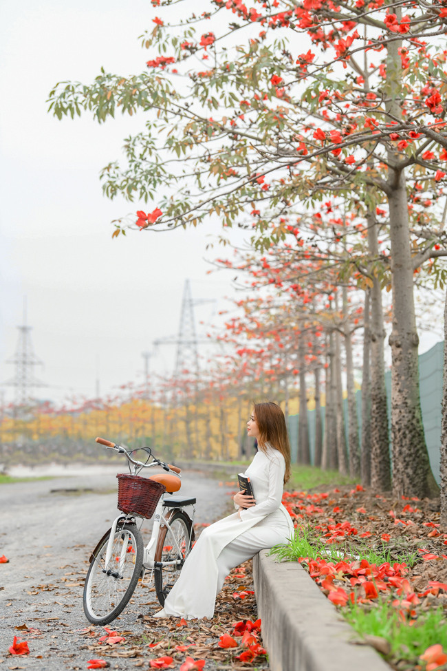 Tuy nhiên, anh Bách thừa nhận, vì quá đông đúc nên khá khó để có được một bức ảnh đẹp, thoáng trên con đường hoa này.