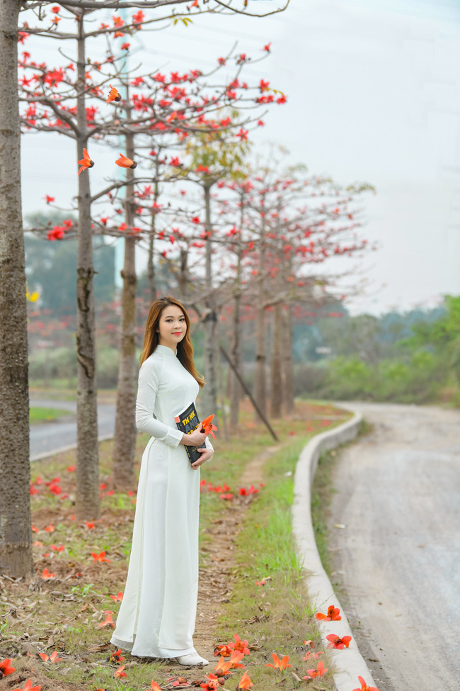 Đặc biệt là các cô gái, xúng xính váy áo, tạo dáng đủ kiểu để có những bức ảnh "sống ảo" xinh đẹp.