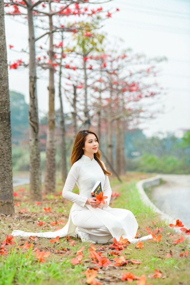 Anh và mẫu ảnh phải tìm đến một góc vắng người, tuy hoa thưa thớt hơn nhưng lại dễ sáng tạo để có được những bức ảnh như ý.