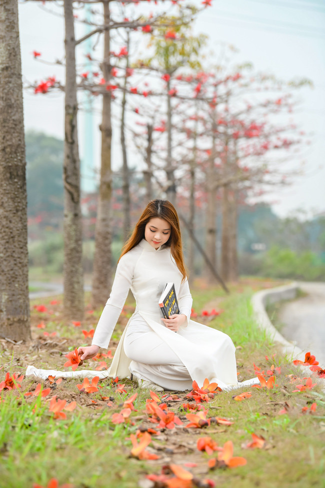 Anh Lê Xuân Bách (người chụp bộ ảnh nghệ thuật bên hoa phong linh cho Đỗ Thu) cũng có phần choáng ngợp bởi sự đông đúc ở đây.