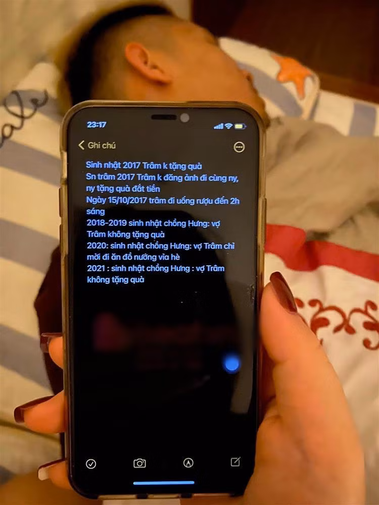 Xem trộm điện thoại của chồng, vợ xấu hổ vì bí mật giấu kín 5 năm - Hình 2 Xem trom dien thoai cua chong, vo xau ho vi bi mat giau kin 5 nam-Hinh-2