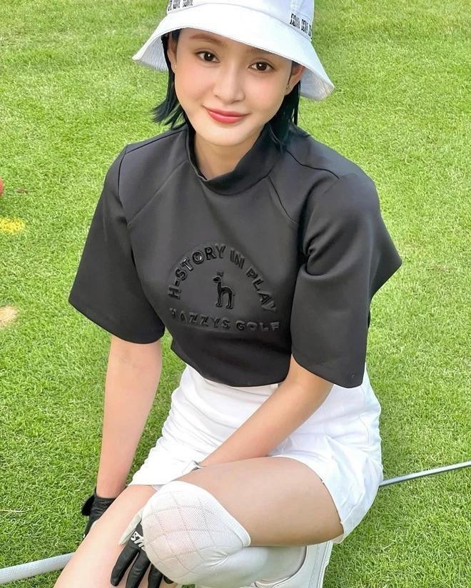 Hiền Hồ ưa chuộng lối trang điểm nhẹ nhàng, style nhí nhảnh khi lên sân golf.