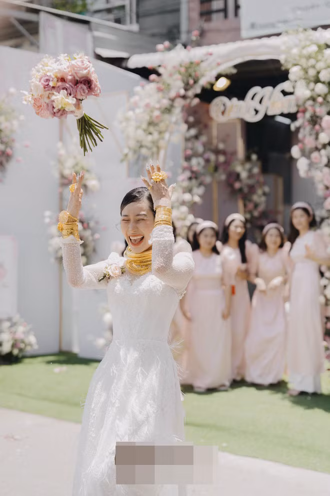 Chú rể dặn dò: “Đeo nhiều vàng đừng quạo”, cô dâu "còng lưng" gánh vàng - Hình 4 Chu re dan do: “Deo nhieu vang dung quao”, co dau