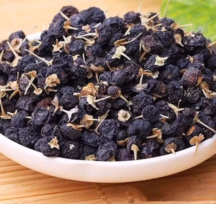 Hắc kỷ tử được mệnh danh là “báu vật trời ban”, đây là loại dược liệu quý hiếm và tuyệt vời được người dân Tây Tạng dùng hàng ngày, nhưng tuyệt nhiên rất khó trồng được ở nơi khác. Tại Việt Nam, giá bán hắc kỷ đen phơi khô rơi vào khoảng 960.000 đồng/kg.