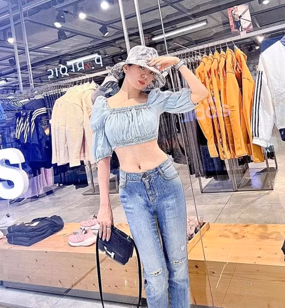 Le Quyen tich cuc khoe eo thon, nhan manh dieu chung to body dep tu nhien-Hinh-2