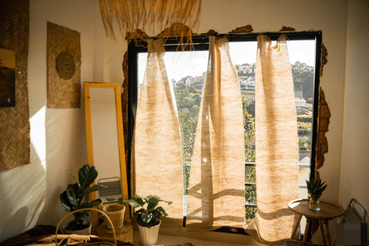 Mỗi sáng thức dậy, ngắm bình minh và mở cửa cho ánh nắng ùa vào, mang năng lượng tích cực cho ngày mới.