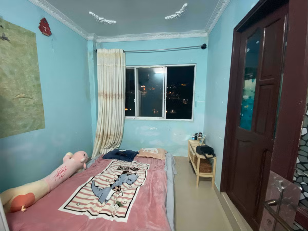 Ngôi nhà cũ ở thhành phố trong sương. Minh Tài chia sẻ, anh cũng là tay ngang trong việc làm nội thất, thiết kế nhà nên mọi việc đều tìm tòi, nghiên cứu trên các diễn đàn nhà cửa và lựa chọn phương án tối ưu. Bên cạnh đó là tiêu chí tiết kiệm, anh phải tính toán sao cho tối giản nhất. Phong cách thiên về sự mộc mạc, gần gũi thiên nhiên.