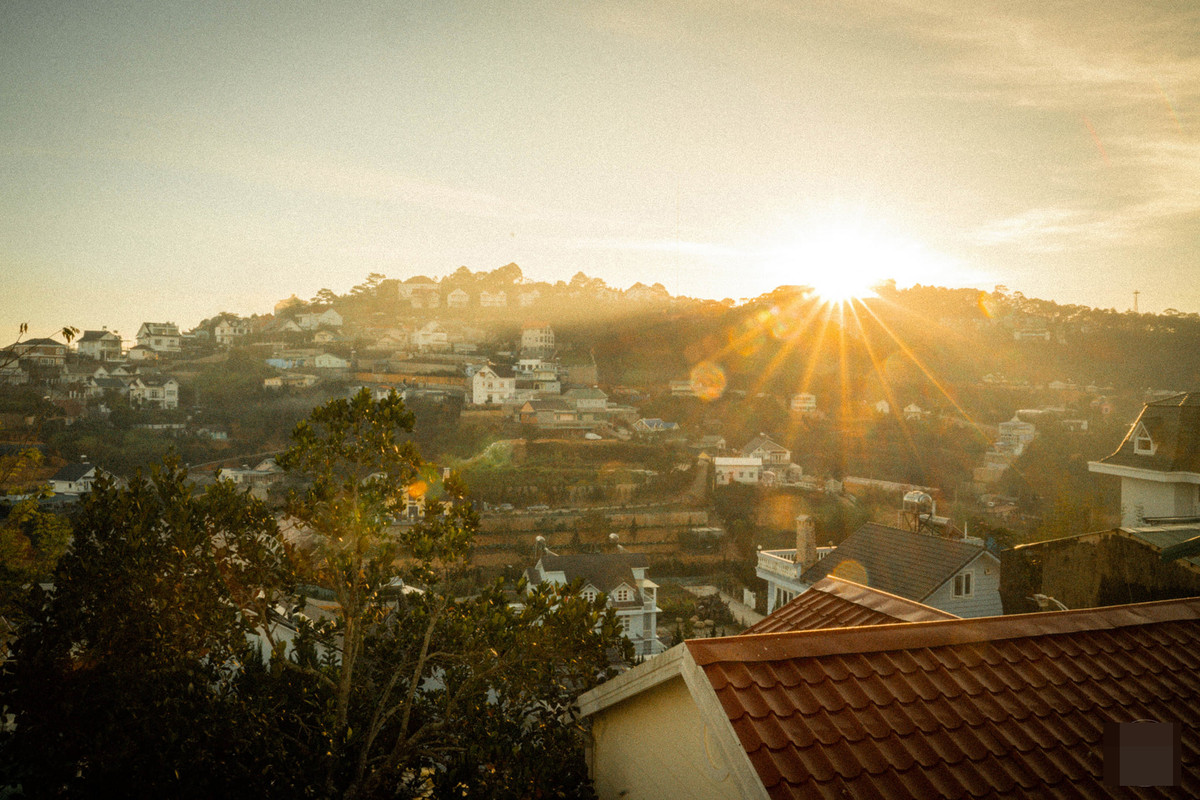 View nhìn từ cửa sổ, những nếp nhà và con đường đặc trưng của Đà Lạt hiện lên như một bức tranh dưới ánh nắng.